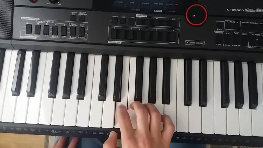 Jak zagrać na keyboardzie Sto lat łatwo i przyjemnie dla każdego